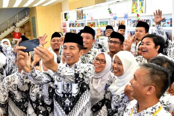 Pengacara guru honorer Dr. Andi M. Asrun mengatakan, guru honorer asal Kebumen, Jawa Tengah menolak PP itu, dan mengancam akan melakukan uji materi.