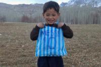 Masih Ingat dengan Bocah Afganistan Pengagum Messi? Kondisinya Kini Mengenaskan