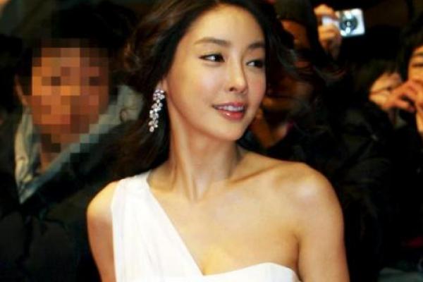 Jaksa Korea Selatan telah memanggil salah satu terdakwa dalam kasus bunuh diri 2009 Jang Ja-yeon, seorang aktris Korea Selatan yang meninggalkan surat tujuh halaman yang menyebutkan orang kuat dan berpengaruh yang secara seksual