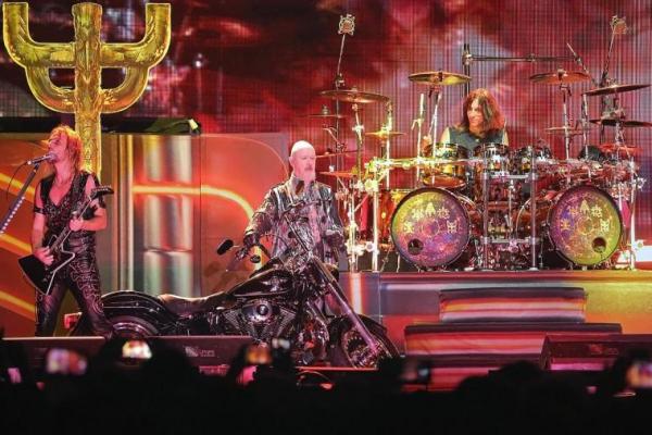 Grup band Judas Priest seperti membuka pesta besar bersama penggemarnya di Indonesia. Rob Halford tak henti-hentinya bernyanyi.