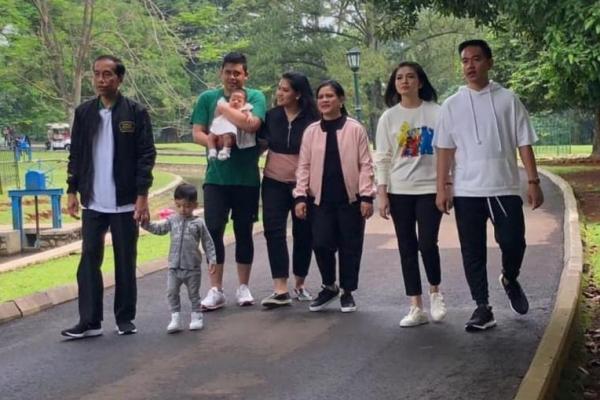 Jika sedang tidak bertugas, saat akhir pekan Presiden Jokowi kerap mengunggah foto kebersamaan dengan keluarga.