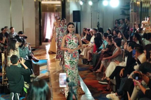 Tak banyak fashion desainer yang concern pada penciptaan karya yang kaya akan sentuhan berbagai budaya, Bramanta Wijaya salah satunya.