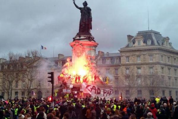 Setidaknya 102 pemrotes Rompi Kuning ditangkap pada Sabtu di ibukota Prancis, Paris