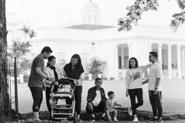 Jokowi menggungah foto candid hitam putih bersama keluarganya tanpa Kaesang Pangarep. Foto itu diambil di depan Istana Bogor.