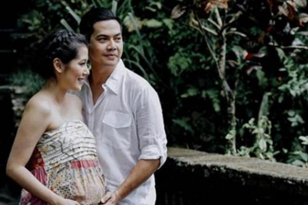 Ardina Rasti dan suaminya, Arie Dwi Andhika melengkapi rumah tangganya dengan kehadiran bayi mungil dan lucu.