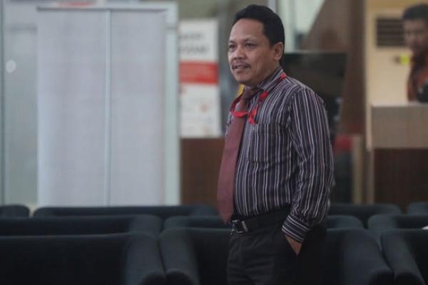 Ketua Pengadilan Negeri Semarang, Purwono Edi Santosa melakukan tindakan tidak terpuji. Dimana, mobil yang ditumpanginya menabrak awak media, di Gedung KPK, Jakarta, Rabu (12/12).