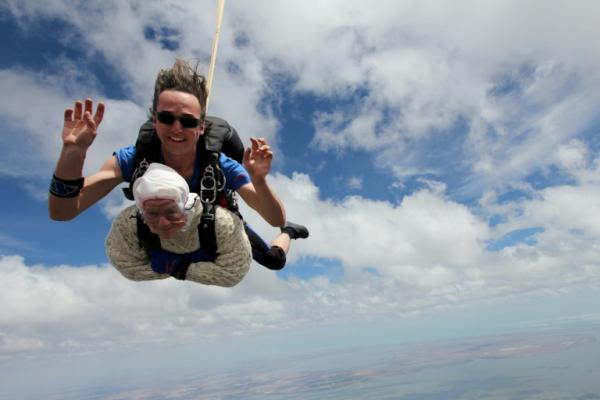 Irene O’Shea mencatatkan namanya sebagai penerjun payung tertua di dunia, setelah perempuan berusia 102 tahun itu terjun dari ketinggian 14.000 kaki atau 4.300 meter di langit Australia.