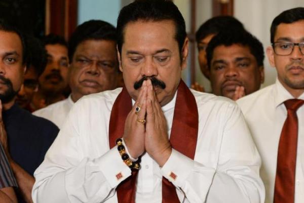 Rajapaksa menandatangani surat pengunduran dirinya, diapit oleh anggota parlemen dari partainya dan diberkati oleh umat Buddha serta pemimpin agama lainnya di hadapan media. 