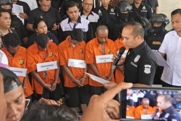 Kelima tersangka pengeroyokan melakukan 20 adegan saat melakukan pengeroyokan kepada Aggota TNI di Ciracas, Jakarta Timur.