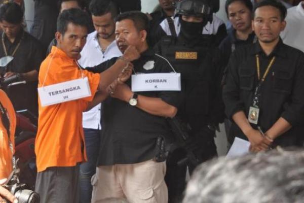 Iwan Hutapea mendaratkan kepalan tangannya ke wajah Kapten Komaruddin, salah satu Anggota TNI yang menjadi korban pengeroyokan di Ciracas.