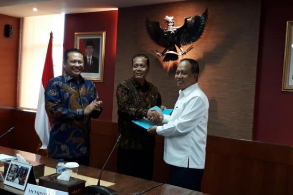 Prosesi penyerahan yang berlangsung di Gedung Kemristekdikti Jakarta tersebut, diterima langsung oleh Ketua Dewan Perwakilan Rakyat (DPR) RI Bambang Soesatyo atau Bamsoet selaku pendiri Unperba.