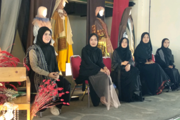 Ada yang tak biasa dari karya para desainer muda lulusan Islamic Fashion Institute, mereka ditantang merancang fashion tanpa meninggalkan sisa.