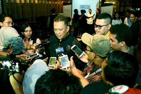 Ketua DPR Bambang Soesatyo (Bamsoet) mengakui disrupsi dalam komunikasi politik membuat siapapun bisa membangun persepsinya di masyarakat. Namun, jika tidak otentik, mereka hanya capek karena terus berpura-pura.