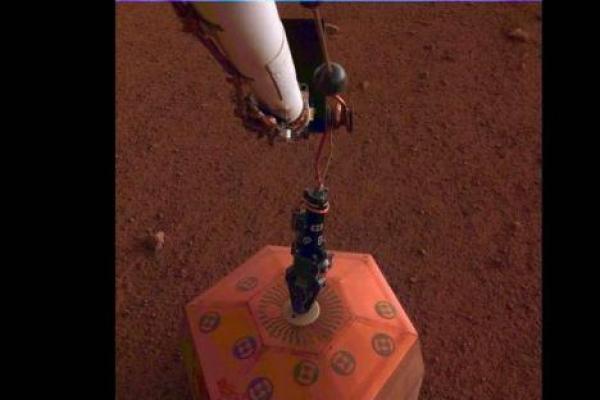Badan Penerbangan dan Antariksa Amerika Serikat (NASA) akhirnya menempatkan salah satu instrumennya di permukaan Mars