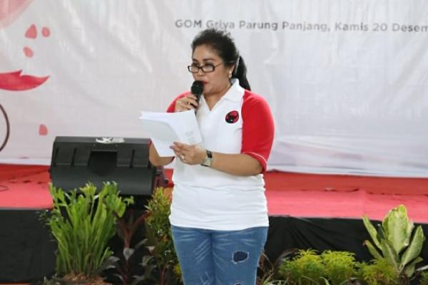 Dewan Pimpinan Pusat bersama Persaudaraan Ibu PDI Perjuangan (PDIP) memberikan santunan terhadap 2.000 anak yatim dan yatim piatu di Gelanggang Olahraga Masyarakat (GOM) Griya Parung Panjang, Bogor, Jawa Barat.