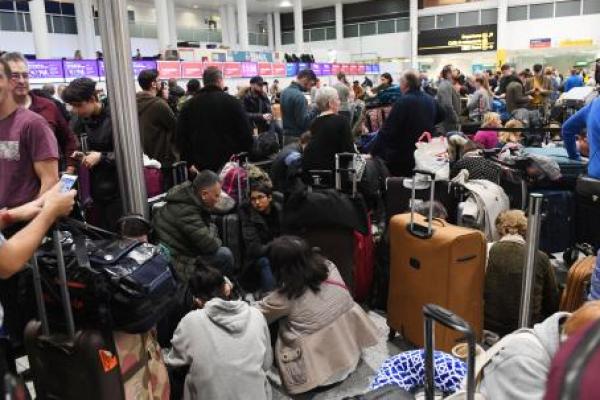 Layanan di Bandara Gatwick di London dimulai kembali pada hari Jumat pagi, 34 jam setelah pesawat tak berawak pertama kali terlihat dan perjalanan liburan terganggu.