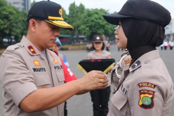 Wakapolda Metro Jaya, Brigjen Pol Wahyu Hadiningrat memimpin upacara di Hari Ibu sekaligus sematkan Pin Emas kepada Polwan.