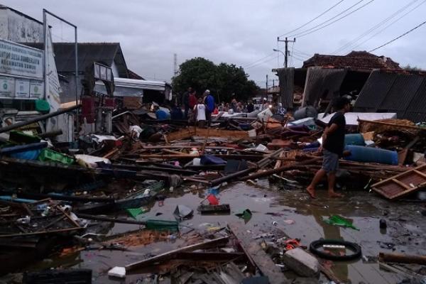 Diduga masih ada korban yang berada di bawah reruntuhan bangunan dan material yang dihanyutkan tsunami.