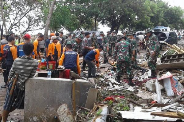 Hingga hari ketujuh, korban tsunami yang menerjang pantai di Selat Sunda, khususya di daerah Pandenglang, Lampung Selatan dan Serang tercatat sebanyak 431 orang tewas, 7200 korban luka, 15 korban hilang, dan 46.646 orang mengungsi.