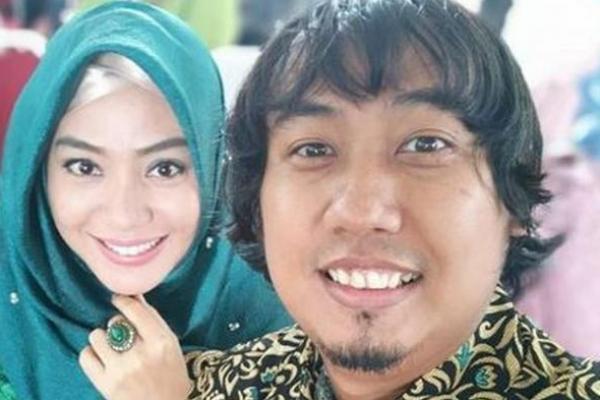 Komedian Ade Jigo menyampaikan kabar duka, sang istri menjadi salah satu korban keganasan tsunami di Tanjung Lesung, Banten.