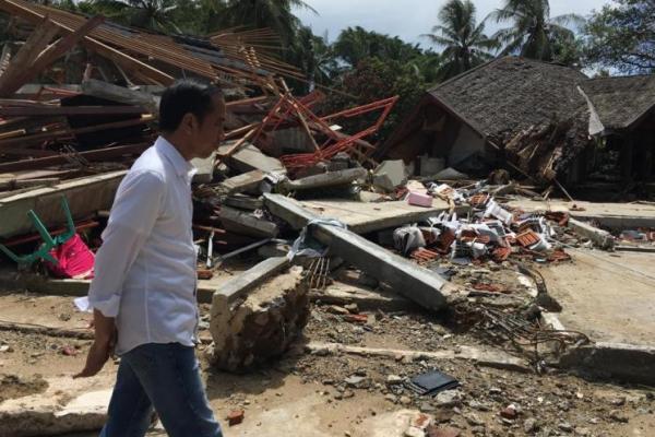 Jokowi langsung datang ke lokasi bencana tsunami di Tanjung Lesung, Pandeglang Banten. Berikut rangaikan foto-fotonya.