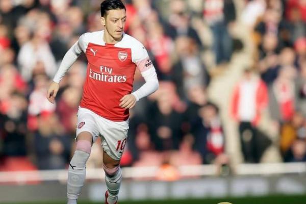 Mesut Ozil melakukan perjalanan ke Turki pada Minggu menjelang kepindahannya ke Fenerbahce setelah tak dipakai di Arsenal.