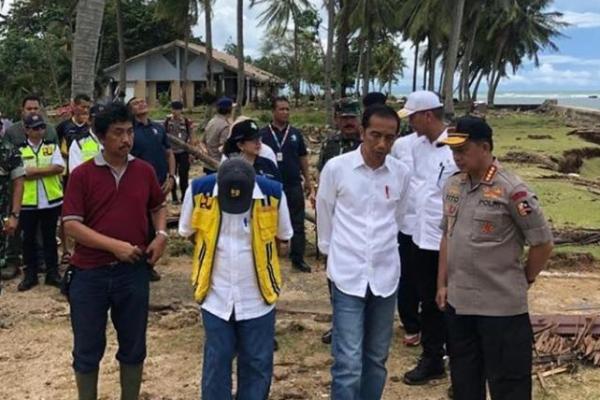 Presiden RI Joko Widodo beserta rombongan langsung terjun ke lokasi bencana tsunami yang terjadi di Banten.