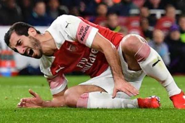 Pihak Arsenal mengumumkan bahwa Henrikh Mkhitaryan akan absen selama enam minggu setelah mengalami patah tulang metatarsal di kaki kanannya.