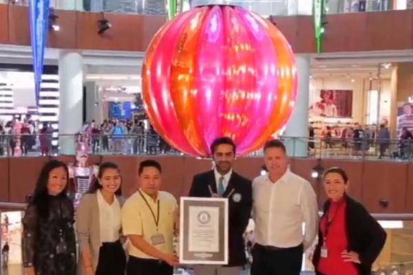 Sebuah mall di Uni Emirat Arab dianugerahi Guinness World Record untuk ornamen perhiasan Natal dengan diameter 15 kaki 4 inci.