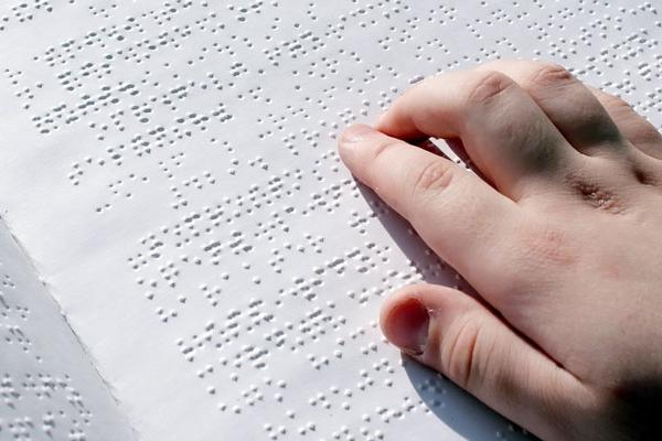 Kepala Pusat Pengembangan dan Perlindungan Bahasa Gufran Ali Ibrahim mengatakan, kamus berhuruf Braille ini ditujukan bagi penyandang tuna netra. Kamusya pun tergolong unik karena membacanya dengan menggunakan tangan.