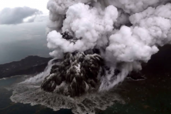 Pesawat terbang dialihkan pada Kamis (27/12) di sekitar gunung Anak Krakatau yang meletus setelah gunung berapi yang memicu tsunami mematikan terus memuntahkan abu ke udara.