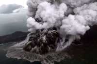 Letusan Gunung Anak Krakatau Buat Rute Pesawat Dialihkan