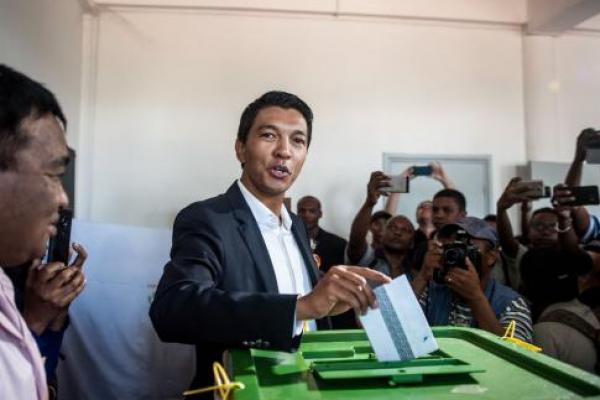 Rajoelina terakhir menjabat sebagai presiden dari 2009 hingga 2014 di bawah tekanan militer setelah Presiden Marc Ravolomanana mengundurkan diri. 