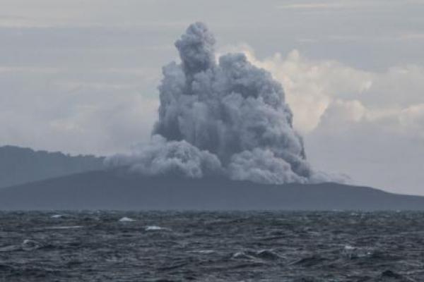 Gunung berapi Anak Krakatau telah menyusut secara signifikan sejak letusan memicu tsunami minggu lalu yang menewaskan lebih dari 400 orang
