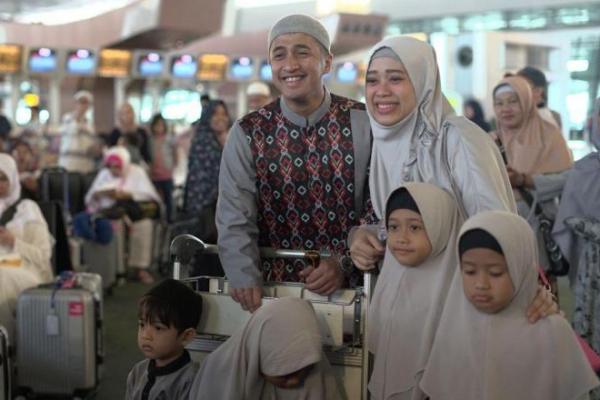 Irfan Hakim memboyong istri dan anak-anaknya merayakan Malam Tahun Bau di Tanah Suci Makkah. Seperti apa ceritanya?
