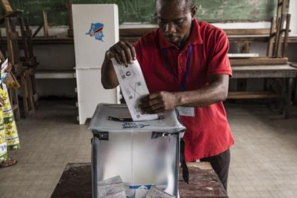 Rakyat Republik Demokratik Kongo kembali melakukan pemungutan suara pada Minggu untuk memilih pemimpin baru pertama mereka sejak 2001 di tengah penundaan yang disebabkan oleh cuaca dan kesulitan teknis.