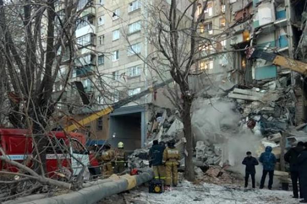 Tiga orang tewas dan 79 lainnya tidak ditemukan setelah ledakan gas mengguncang bangunan tempat tinggal di Rusia pada Senin, meninggalkan ratusan tanpa rumah dalam suhu beku pada Malam Tahun Baru.