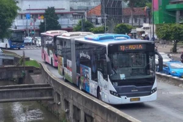 Bus Trans Jakarta tetap beroperasi meski malam tahun baru dirayakan di beberapa titik di Jakarta. Benarkah?