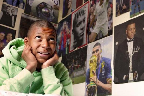 Ada yang berbeda dari foto yang diposting Mbappe. Bila sebelumnya terdapat foto Cristiano Ronaldo terpampang di tembok kamarnya, kini foto tersebut hilang.