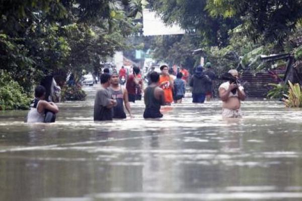 Badai akhir pekan memicu banjir dan tanah longsor di Filipina, menewaskan lebih dari 60 orang dan membuat belasan orang hilang