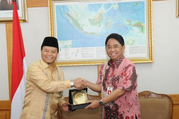 Wakil Ketua MPR RI Hidayat Nur Wahid melakukan kunjungan ke Arsip Nasional Republik Indonesia (ANRI), Jl. Ampera Jakarta Selatan, Kamis (3/1).