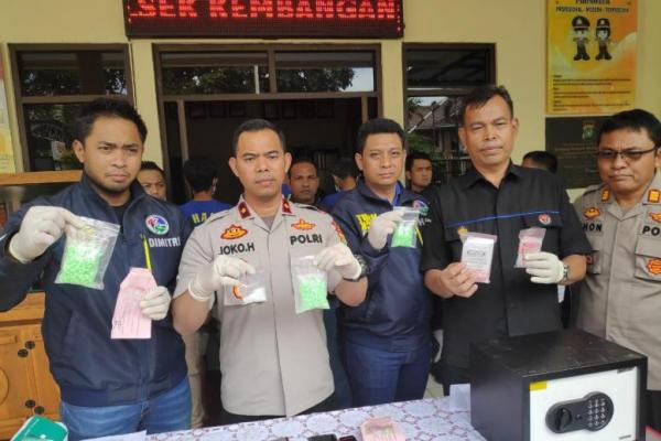 Polsek Kembangan, Jakarta Barat menangkap pengedar dan pengguna narkoba melalui proses pengembangan yang dilakukannya.