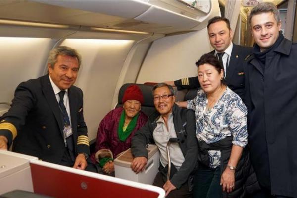  Penumpang berusia 102 tahun ini menjadi penumpang tertua yang pernah dilayani maskapai, yang terbang dari Nepal ke AS