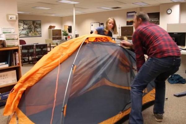 Sepasang suami istri di Wyoming secara resmi diakui oleh Guinness World Records setelah merakit tenda dua orang hanya dalam satu menit.