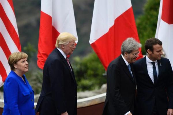 Uni Eropa dan bahkan tiga pihak Eropa dalam perjanjian (nuklir) dengan Iran adalah tawanan dan sandera bagi ekonomi Amerika