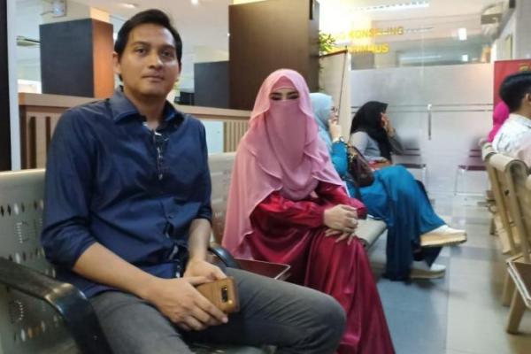 Tiba-tiba Lucky Hakim muncul di Polda Metro Jaya dengan membawa mantan istrinya, Tiara Dewi. Ada apa lagi bro?
