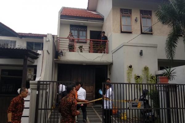 Kediaman dua pimpinan Komisi Pemberantasan Korupsi (KPK) diteror bom. Rumah Ketua KPK Agus Rahardjo diteror sebuah tas warna hitam yang diduga berisi bom rakitan jenis High Explosive.