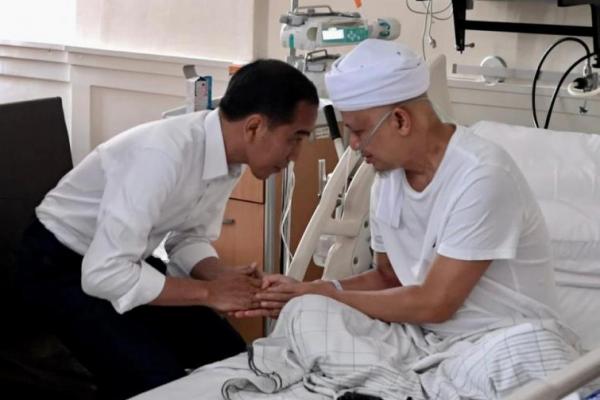 Presiden RI Joko Widodo menyempatkan waktunya untuk menjenguk Ustadz Arifin Ilham yang sedang menjalani perawatan di RSCM.