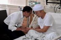Doa Jokowi Saat Menjenguk Ustadz Arifin Ilham di RSCM