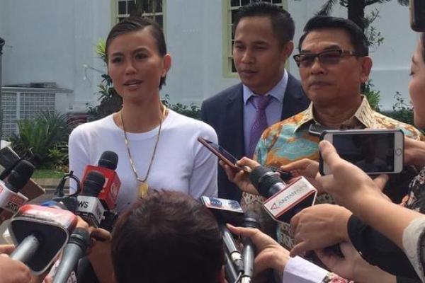 Penyanyi remaja yang sudah Go International, Agnes Mo tiba-tiba muncul di Istana Negara bertemu Jokowi. Ada apa?